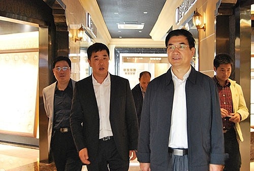 中共秀洲區(qū)區(qū)委書(shū)記朱海(hǎi)平與鼎美(měi)總經理(lǐ)張轲 中共秀洲區(qū)區(qū)委書(shū)記朱海(hǎi)平與鼎美(měi)總經理(lǐ)張轲