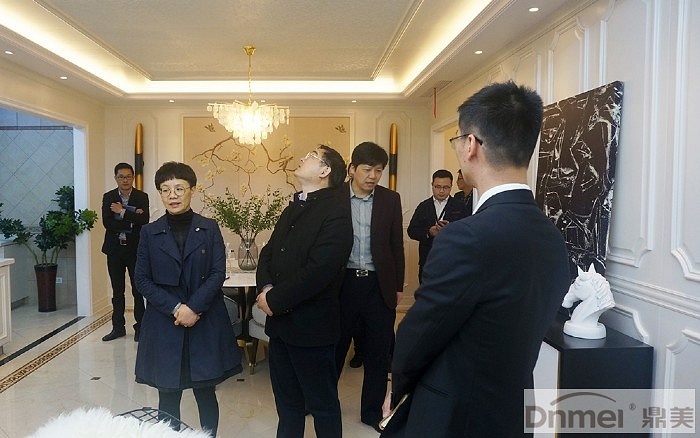 參觀鼎美(měi)頂牆集成展廳 參觀鼎美(měi)頂牆集成展廳